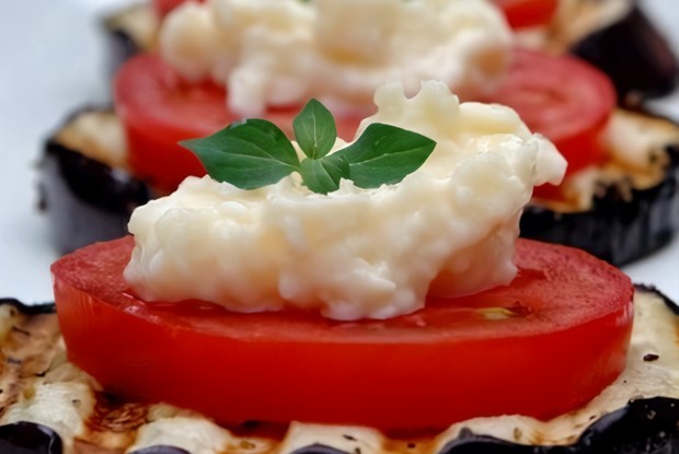 Баклажаны с помидорами под сыром