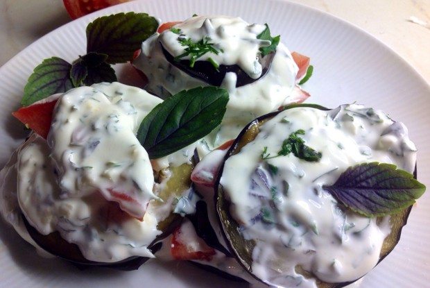 Баклажаны со сметаной и зеленью