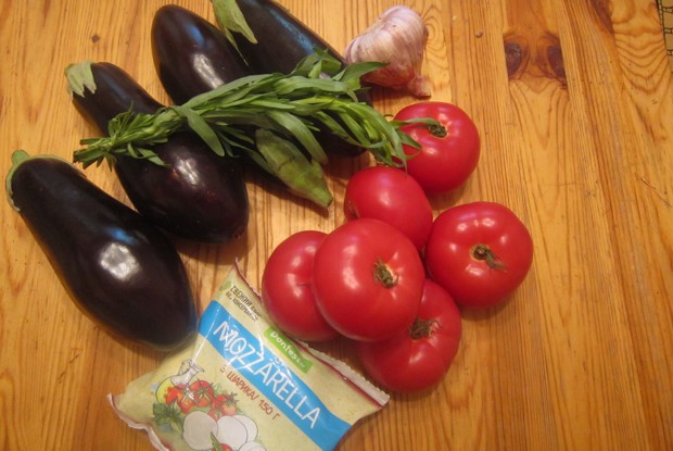 Баклажаны, запеченные с помидором и моцареллой