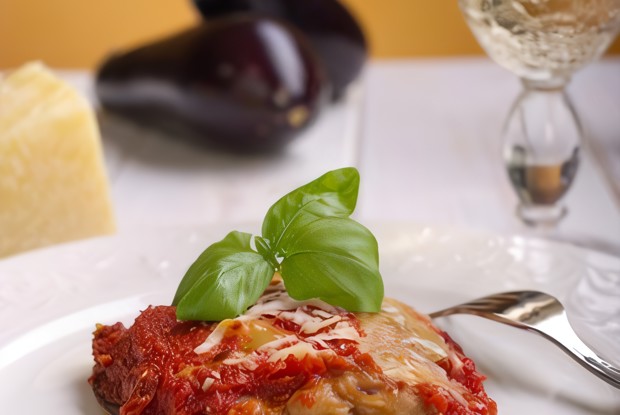 Баклажаны, запеченные с сыром, базиликом и кедровыми орешками