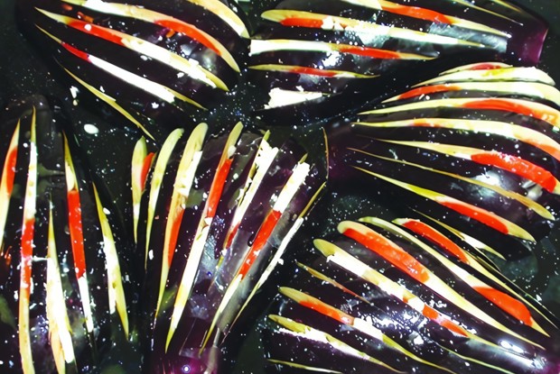 Баклажаны, запеченные с сыром фета и помидорами