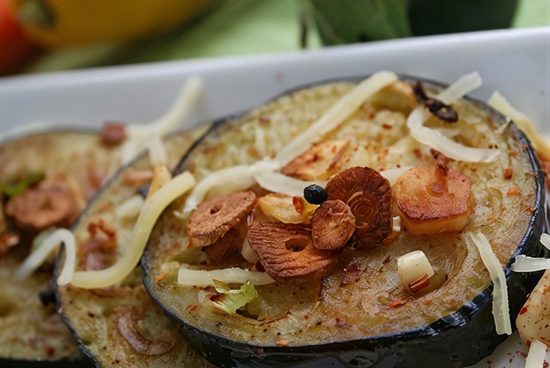 Баклажаны, жареные с чесноком и зеленью