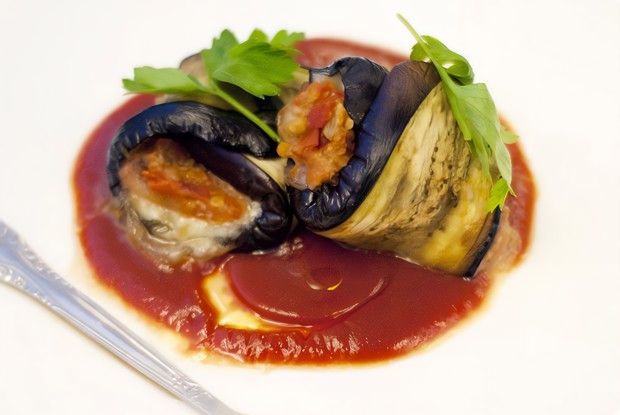 Баклажановые рулетики с моцареллой и томатным соусом