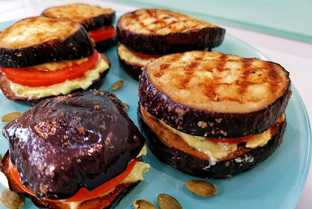 Баклажановый сэндвич с авокадо