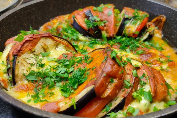 Баклажаны с помидором и сыром запеченные в духовке