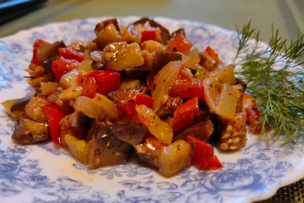 Баклажаны тушенные с овощами