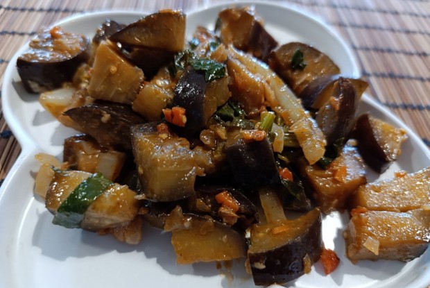 Тушеные баклажаны с перцем и шпинатом