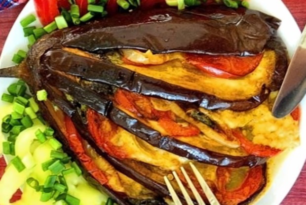 Баклажаны, запеченные с индейкой и овощами