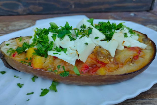 Баклажаны запеченные с овощами и брынзой