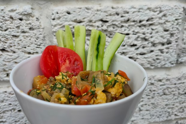 Запеченные баклажаны с помидором, луком и домашним сыром