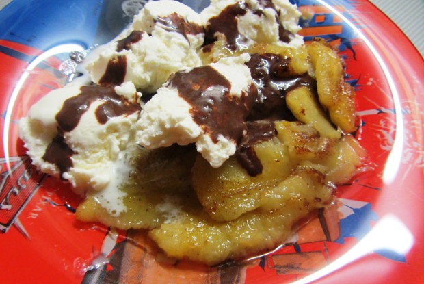 Бананы на гриле с ванильным мороженым и шоколадным соусом