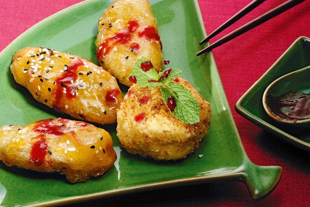 Бананы в карамели с жареным мороженым