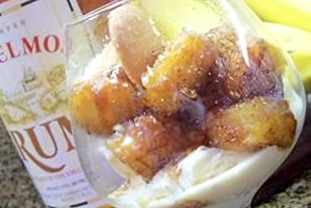 Бананы в карамельном соусе с ромом