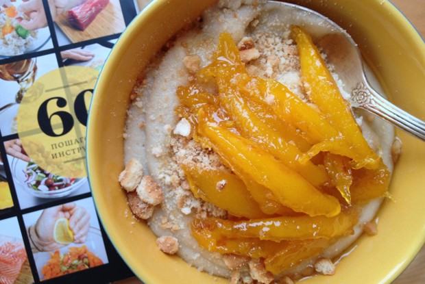 Банановая манная каша с ломтиками манго в сиропе