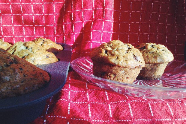 Банановые маффины с грецкими орехами и шоколадом