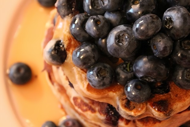 Банановые панкейки с голубикой