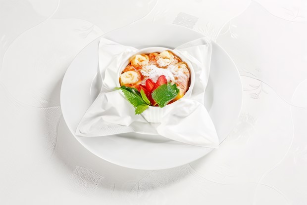 Банановый десерт с красной смородиной в микроволновке