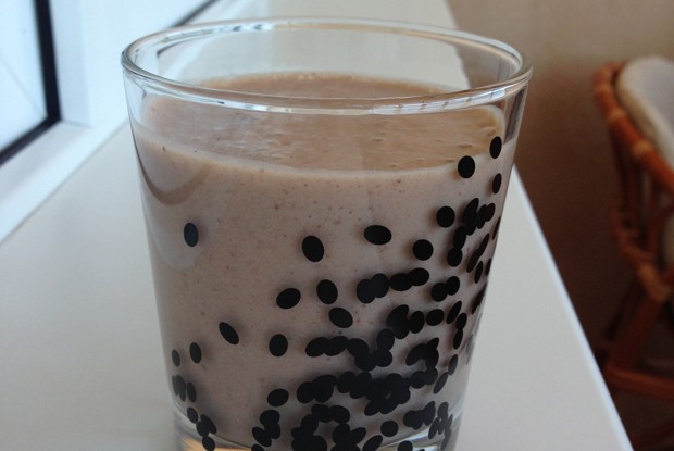 Банановый молочный коктейль с шоколадом и медом