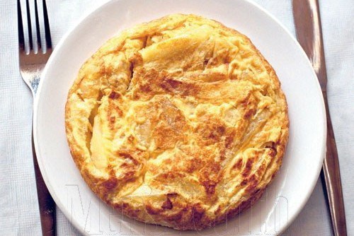 Банановый омлет с хлебом и сыром