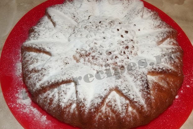 Банановый пирог с сахарной пудрой