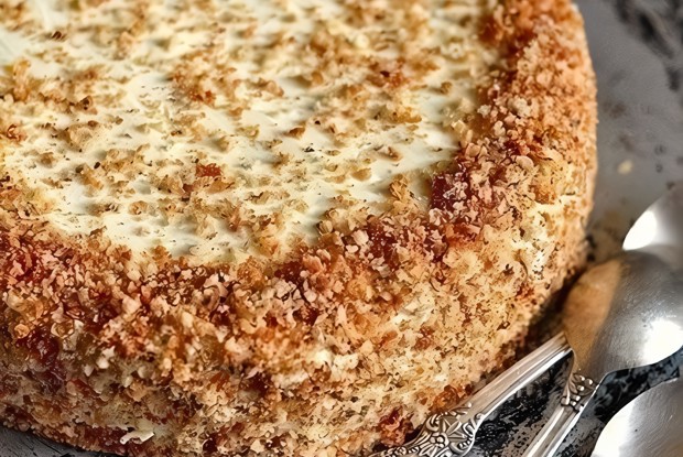 Банановый торт с орехами