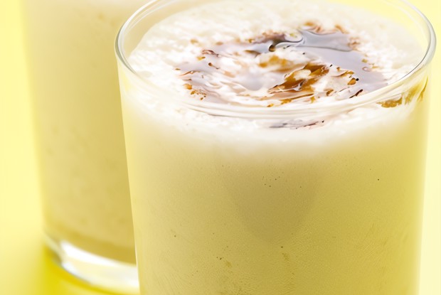 Бананово-карамельный милкшейк с карамельным соусом