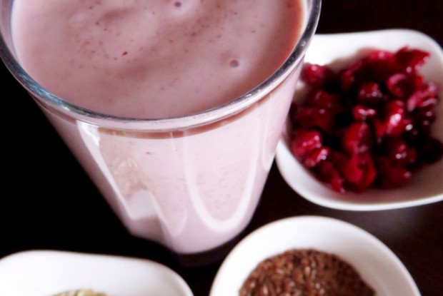 Бананово-клюквенный смузи с овсяными хлопьями и семенами льна