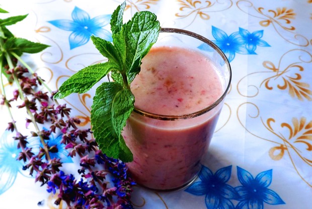 Бананово-клубничный смузи с ванильным сахаром