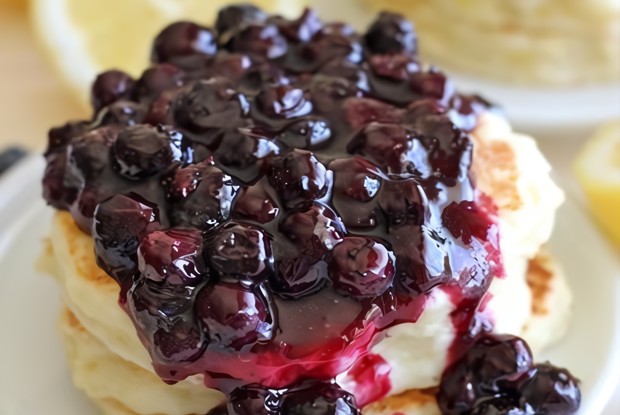 Бананово-овсяные блинчики с черничным сиропом