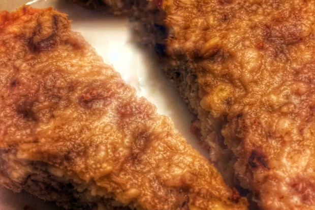 Бананово-яблочный пирог с орехами и изюмом