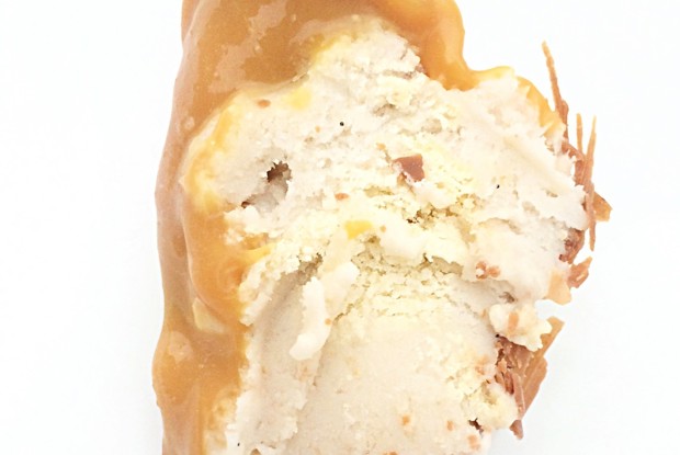 Банановое мороженое с печеньем, шоколадной стружкой и карамельной прослойкой