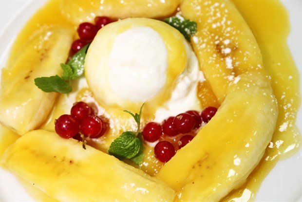 Банановое соте с соусом пралине и кардамоном