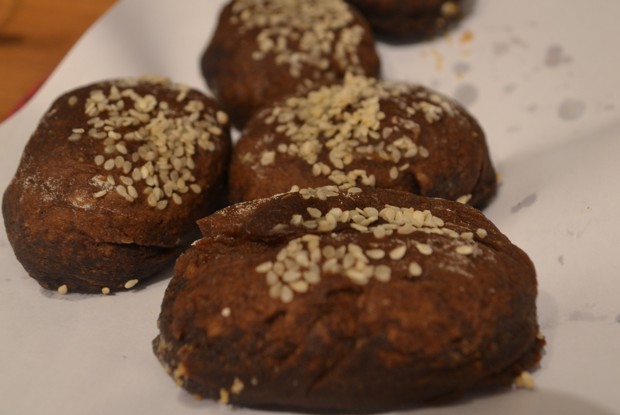 Банановые булки с кэробом и кунжутом