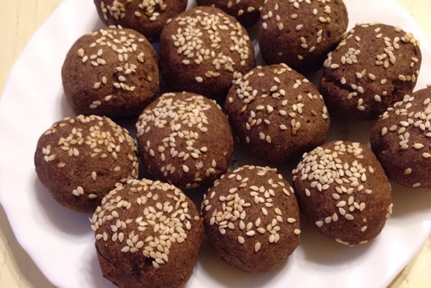 Банановые мини-булочки с курагой