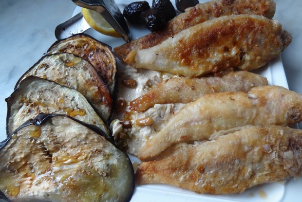 Барабулька  хрустящая на подушке из хумуса