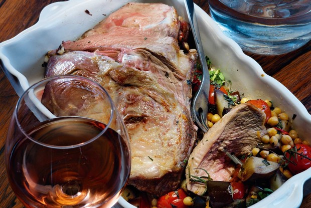 Баранье жиго с теплым салатом из баклажанов и нута