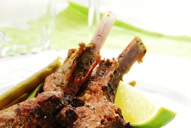 Бараньи отбивные на гриле в медово-лавандовом маринаде