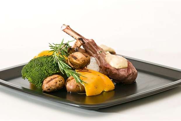 Бараньи ребрышки со свежими травами и запеченым инжиром