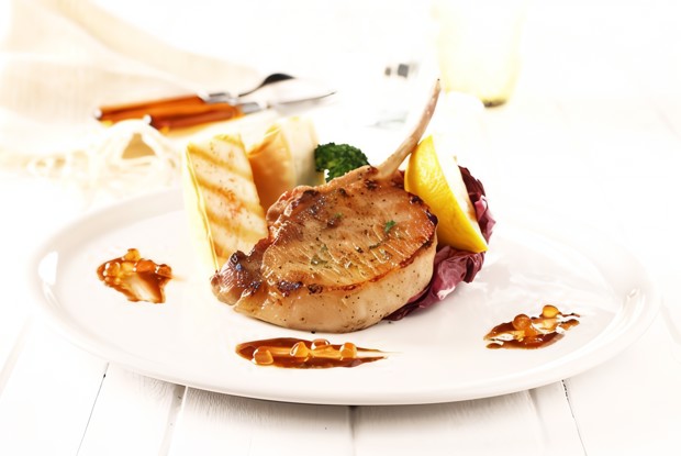 Баранина и радиккьо на гриле с соусом из каперсов и лимона