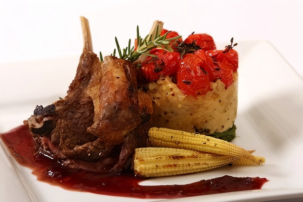 Баранина с быстрым вишневым соусом с базиликом