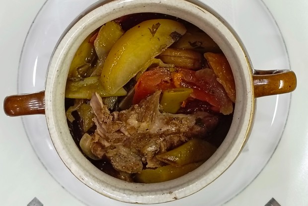 Баранина с курагой в горшочке