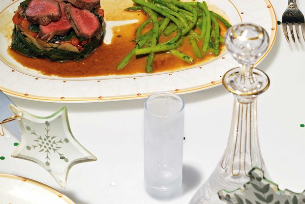 Баранина с овощами и мятно-перечным соусом