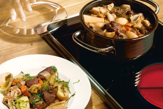 Баранина с репой и сладким луком в красном вине