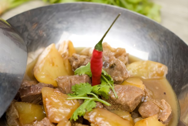 Баранина, тушеная в белом вине с картофелем и маслинами