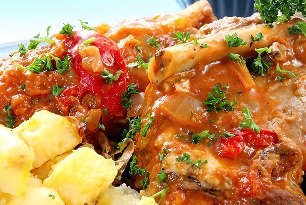 Баранина, тушеная в красном вине и томатном соусе