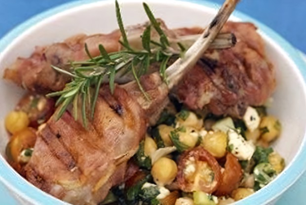 Баранина в беконе на гриле с салатом из овощей и козьего сыра