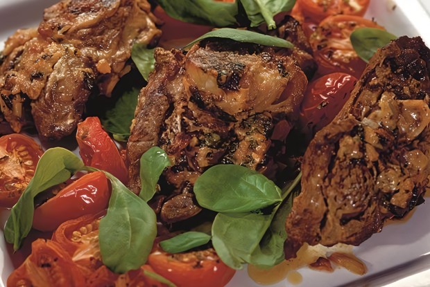 Баранина в йогуртовом маринаде с запеченными помидорами