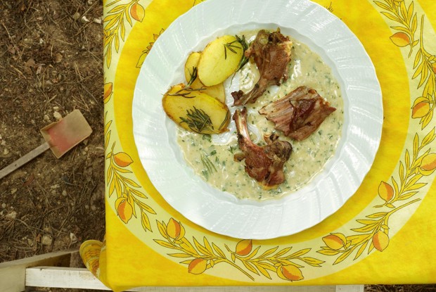 Баранья корейка с чехонью, белым вином и картошкой