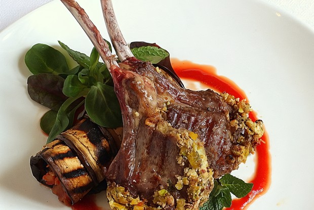 Баранья корейка с фисташками и фетой