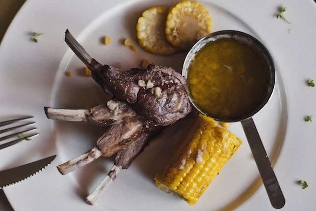 Баранья корейка с соусом из анчоусов и кукурузой на гриле
